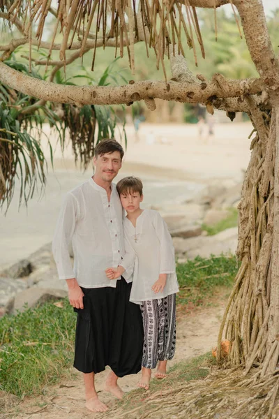 Father and son under a tree in the Indian pants — Stock Photo, Image