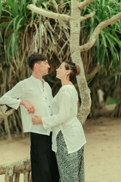Жінка з чоловіком під пальмою — стокове фото