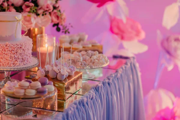 Table de fête avec des bonbons — Photo