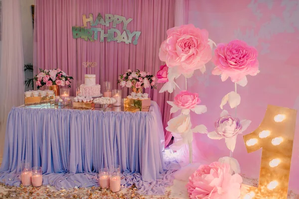 Table de fête avec des bonbons — Photo