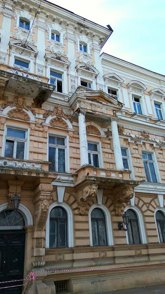 Старое историческое здание в стиле барокко — стоковое фото
