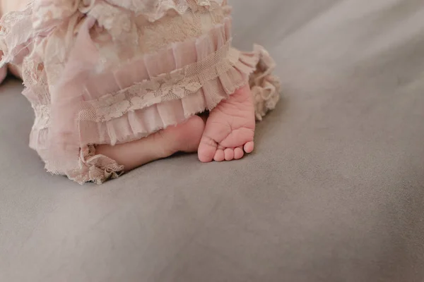 Голая нога ребенка — стоковое фото