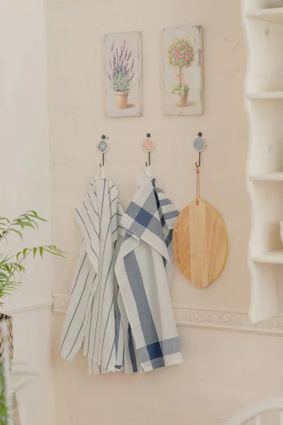 墙上挂的厨房毛巾 — 图库照片
