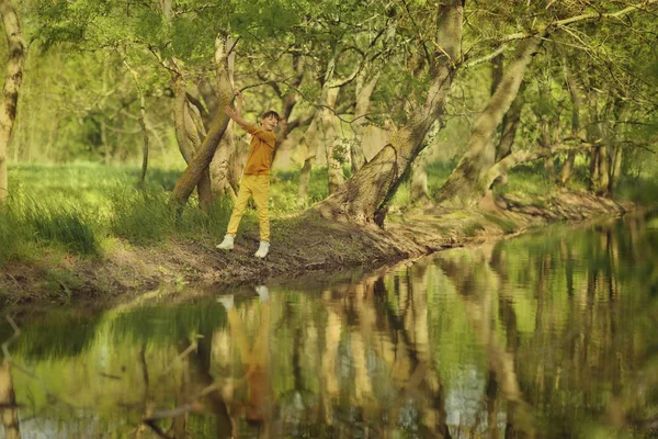 Az erdő közelében a folyó Aranyos fiú — Stock Fotó