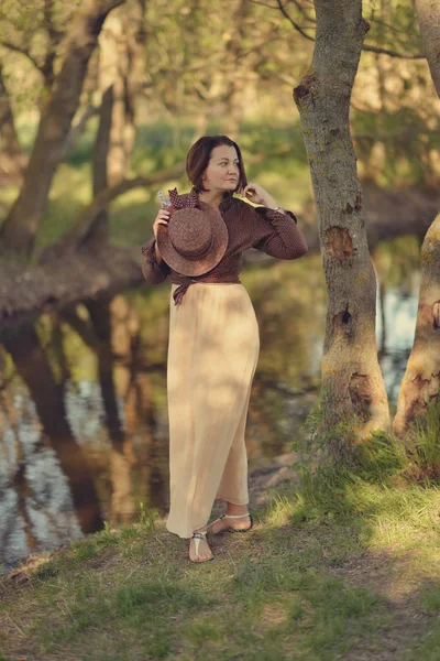 Frau mit Hut im Wald am Fluss — Stockfoto