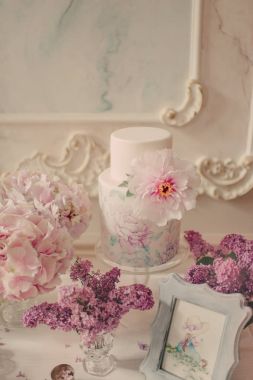 Çiçek demetleri ile beyaz masa