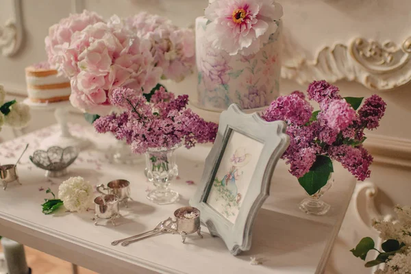 Vitt bord med buketter av blommor — Stockfoto