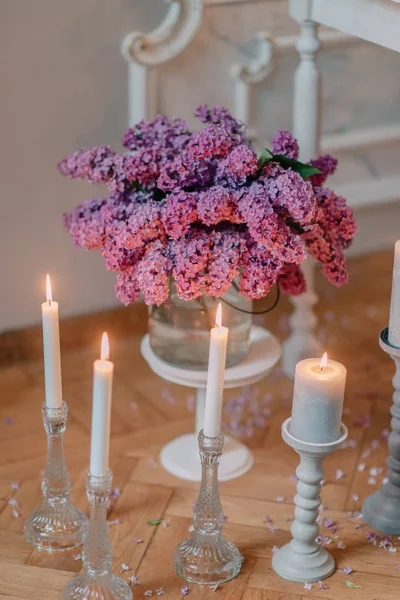 Een boeket van lila en kaarsen — Stockfoto
