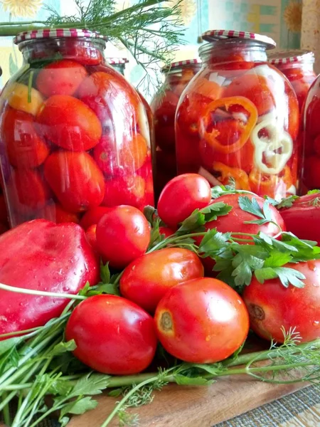 Hausgemachte Tomatenkonserven für den Winter — Stockfoto