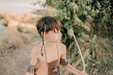 Hint deniz kıyısı üzerinde oynama çocuk