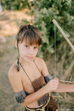 Hint deniz kıyısı üzerinde oynama çocuk