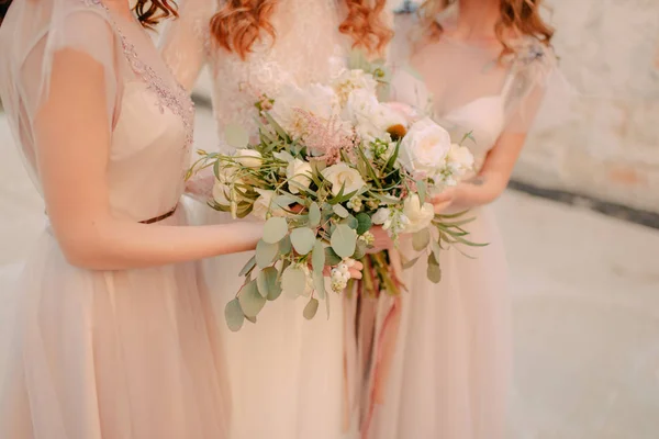 Meninas em vestidos brancos com um buquê de flores — Fotografia de Stock