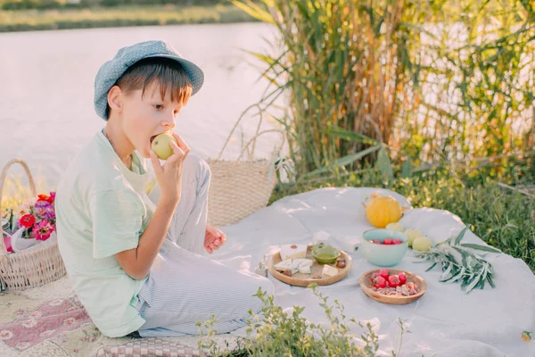 nehir kıyısında parlayan güneşin altında üstünde bir oğlan