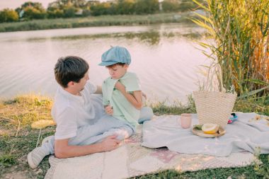 Baba ve oğul parlayan güneşin altında Nehri kıyısında