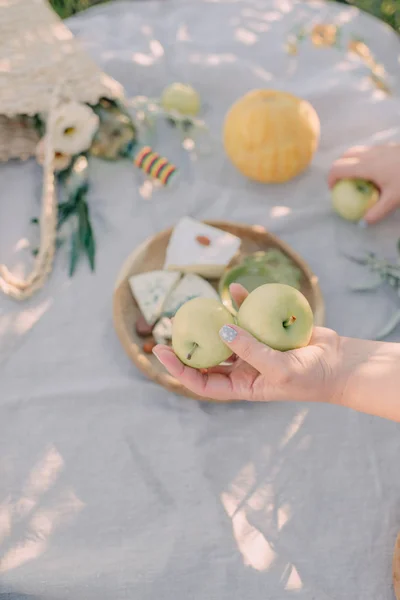 Äpplen i händerna under solen — Stockfoto