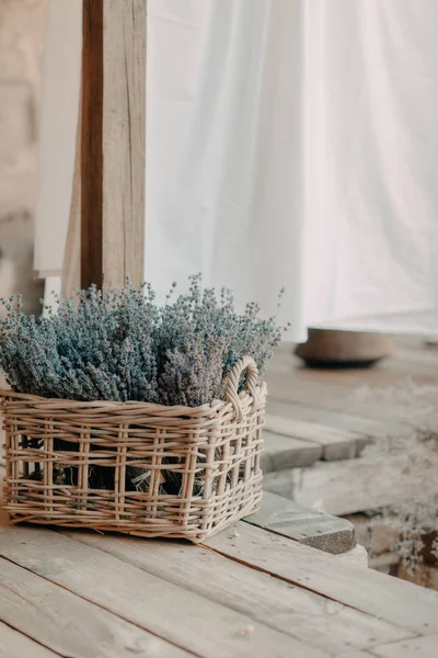 Cesto di lavanda in un cortile rustico — Foto Stock