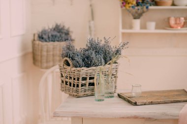 sepet beyaz ahşap bir masa üzerinde Eflatun