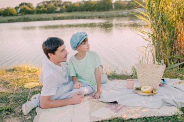 Baba ve oğul Nehri kıyısında