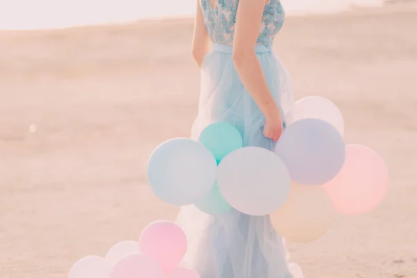 Kleurrijke ballonnen in de handen — Stockfoto