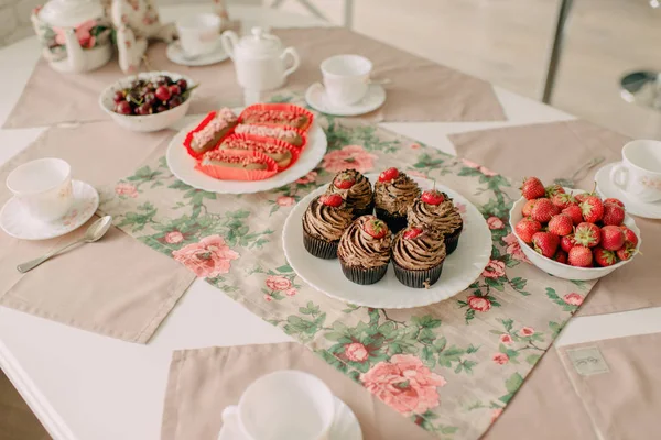 Un piatto di cupcake — Foto Stock