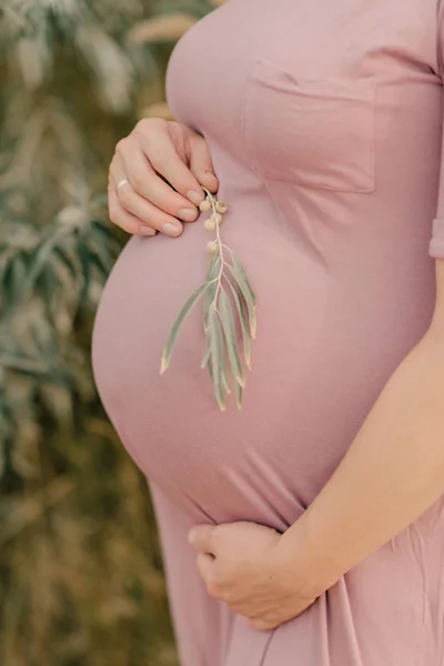 Das schwangere Mädchen — Stockfoto