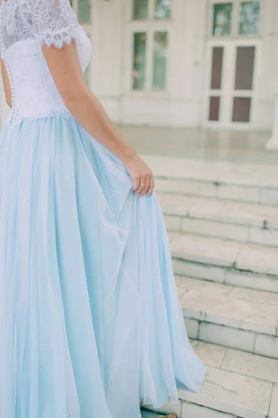 Ein Mädchen in einem blauen Kleid — Stockfoto