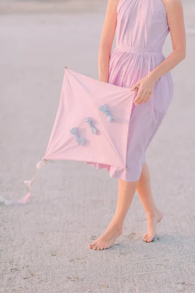 Meisje in roze jurk — Stockfoto