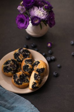 yaban mersini ile kek bir tabak