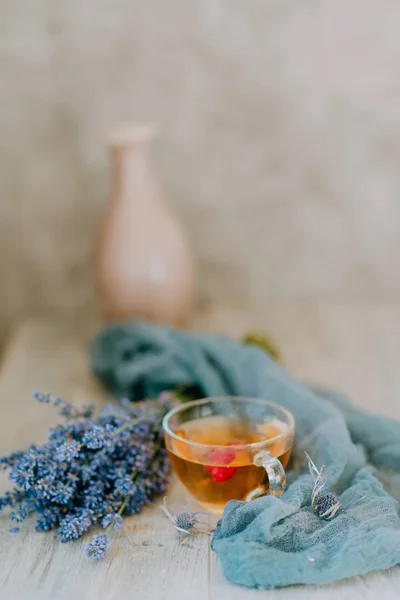 Xícara de chá com framboesas — Fotografia de Stock