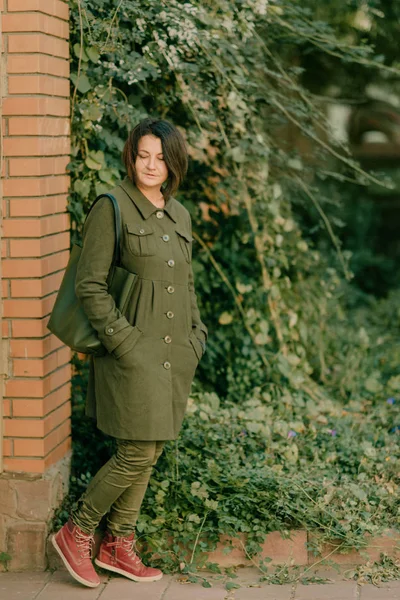 Chica de abrigo verde — Foto de Stock