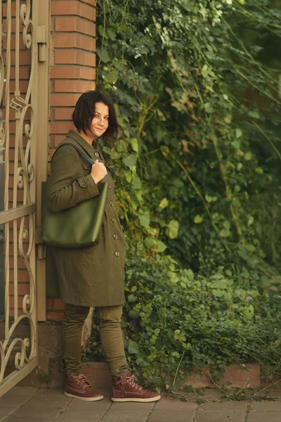 Mädchen im grünen Mantel — Stockfoto