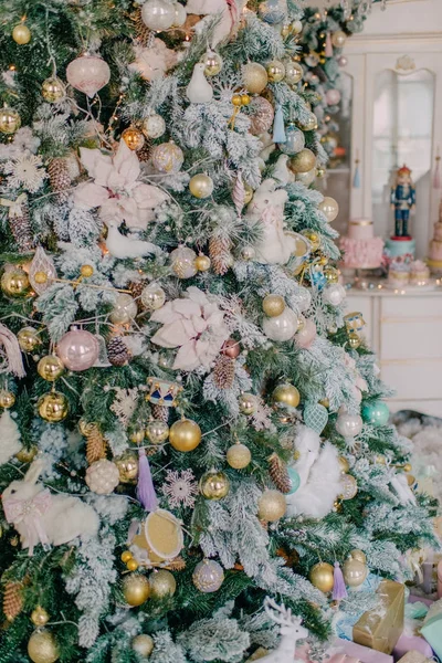 La mesa decorativa de Año Nuevo —  Fotos de Stock