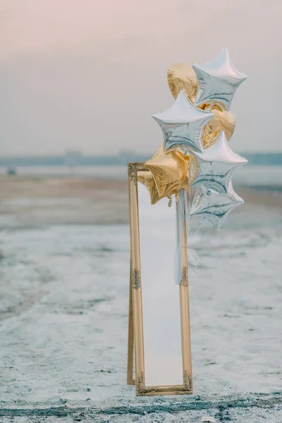 Espelho com bolas na forma de estrelas — Fotografia de Stock