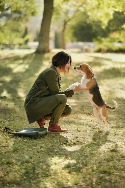 Chica en un abrigo verde —  Fotos de Stock