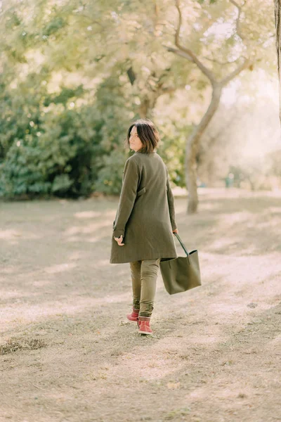 Ragazza in un cappotto verde — Foto Stock