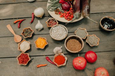 sebze ve baharatlar ile dekore edilmiş ahşap masif masa