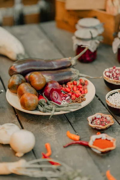 野菜とスパイスで飾られた木製の巨大なテーブル — ストック写真