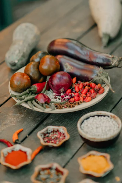 Massiver Holztisch Mit Gemüse Und Gewürzen — Stockfoto