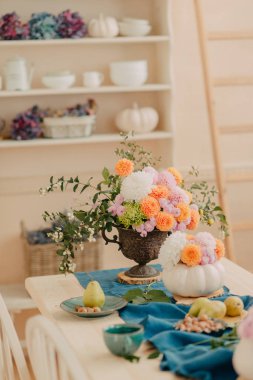 Turuncu ve pembe çiçekler bir kompozisyon ile hizmet bir vintage tablo