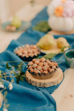 fındık dekore edilmiş bir masaya bir tabak