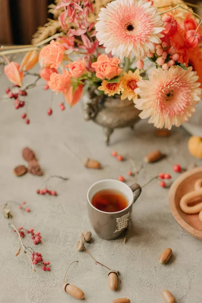 Table Old Vase Various Flowers Cup Tea Plate Bagels — Stock Photo, Image