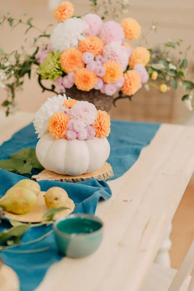 Una Mesa Vintage Servida Con Una Composición Flores Naranjas Rosadas —  Fotos de Stock