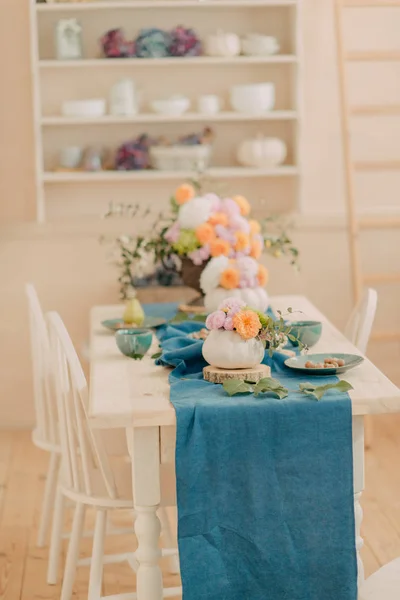 Une Table Vintage Servie Avec Une Composition Fleurs Orange Rose — Photo