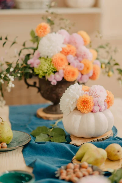 Una Mesa Vintage Servida Con Una Composición Flores Naranjas Rosadas —  Fotos de Stock