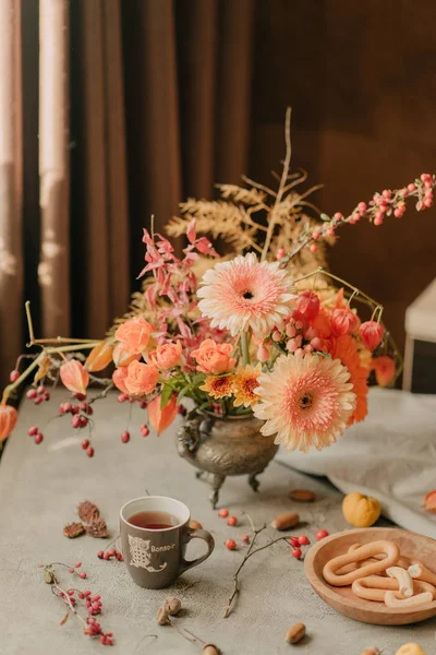 Sobre Mesa Jarrón Viejo Con Varias Flores Una Taza Plato — Foto de Stock