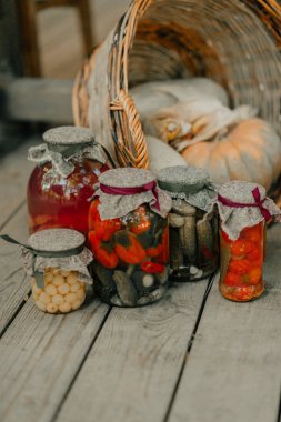 Konserve sebzeler bir sürü çatı katı tarzında dekore edilmiş rustik bir avlu