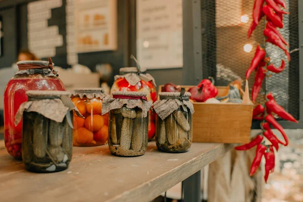 Pátio Rústico Decorado Estilo Loft Com Monte Vegetais Enlatados — Fotografia de Stock