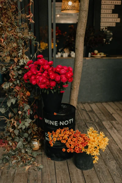 Dziedziniec Stylu Loft Różnych Jesienne Kwiaty — Zdjęcie stockowe