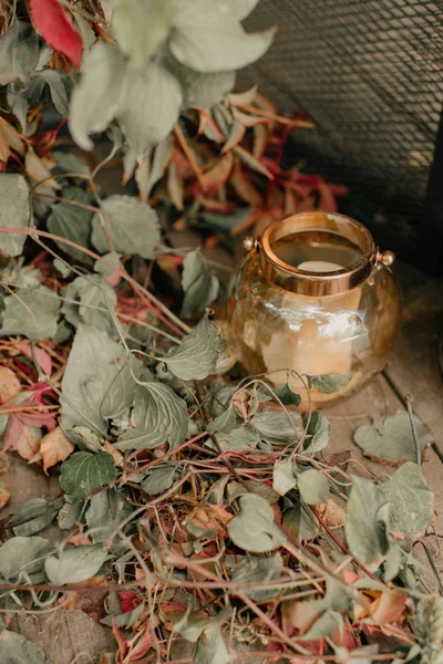 葉の床に白い蝋燭と燭台 — ストック写真
