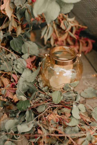 葉の床に白い蝋燭と燭台 — ストック写真